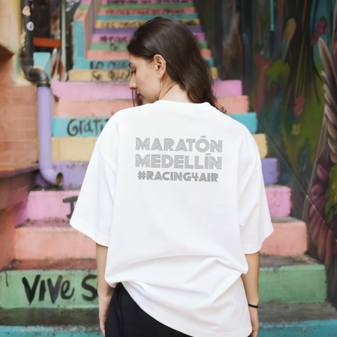 Camiseta Oversize Blanca Líneas Maratón Medellín 2025