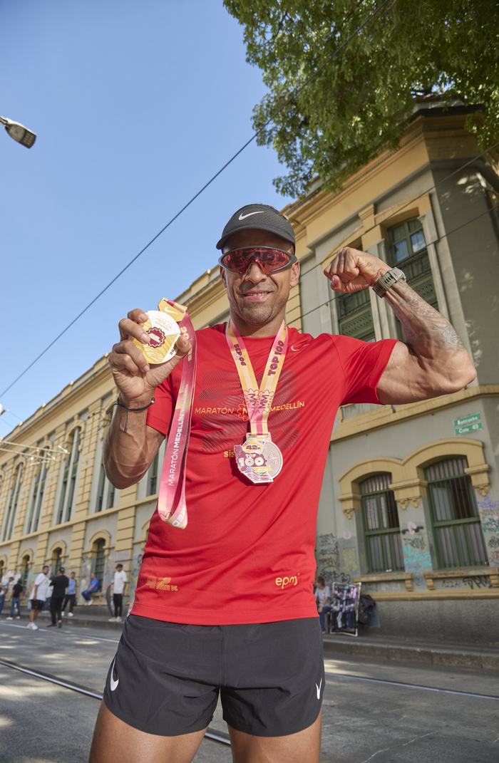 Finisher con su medalla Maratón Medellín 2026