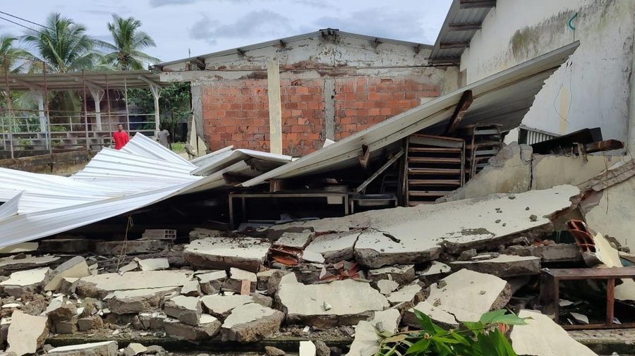 Estructura afectada de la escuela en Charco Largo